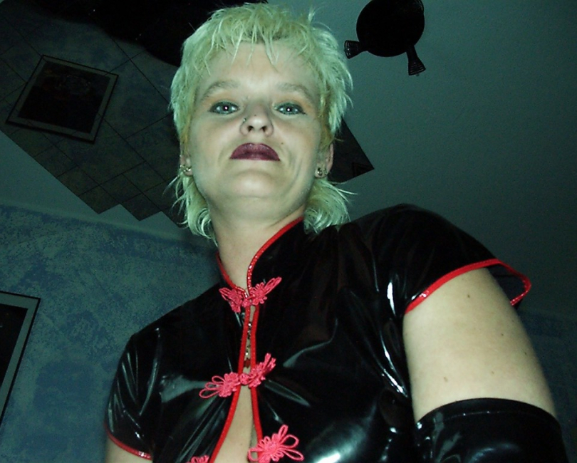 Amateurluder Dark Devil gekleidet in Lack und Leder !! Fetischfotos
